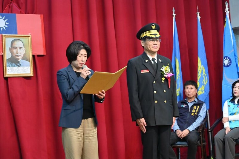 台東縣消防局新任消防局長16日布達，由縣長饒慶鈴（左1）主持，期許接任局長的盧東發（左2）帶領團隊再創高峰。（台東縣政府提供）中央社記者盧太城台東傳真　115年1月16日