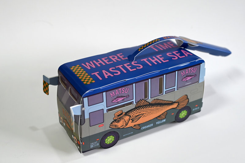 連江縣政府交通旅遊局將馬祖國際藝術島作品「黃魚公車」，製作成2款小提燈「黃魚公車燈籠」，並將於台灣燈會期間限量發放。圖為藍綠色公魚公車燈籠。（連江縣政府交通旅遊局提供）中央社記者潘欣彤傳真　115年1月16日