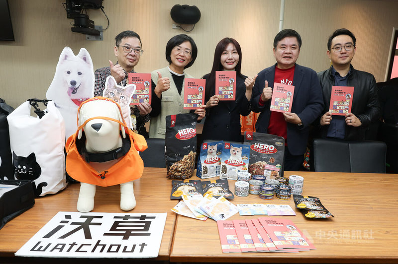 民進黨立委吳沛憶（中）、蘇巧慧（左2）、莊瑞雄（右2）等人，16日在立法院出席「動物夥伴防災避難手冊」發布記者會，「動物版小橘書」首度亮相，協助飼主掌握基本應變與照護重點，讓動物夥伴有準備、防災避難更安全。中央社記者謝佳璋攝  115年1月16日