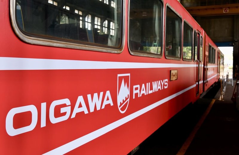 慶祝阿里山林鐵與日本靜岡縣大井川鐵道締結姊妹鐵道40週年里程碑。林鐵及文資處將阿里山號4節車廂機組以「大井川鐵道-井川線列車」樣式塗裝，23日起將行駛於阿里山本線。（林鐵及文資處提供）中央社記者蔡智明傳真　115年1月16日