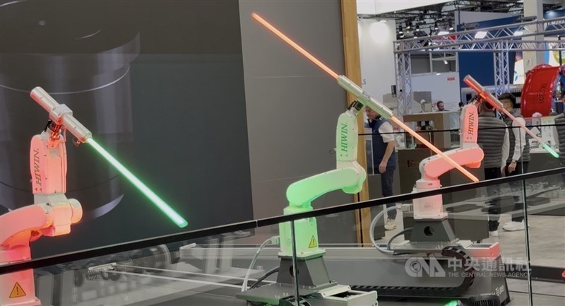 圖為上銀科技展示機器手臂光劍秀。（中央社檔案照片）