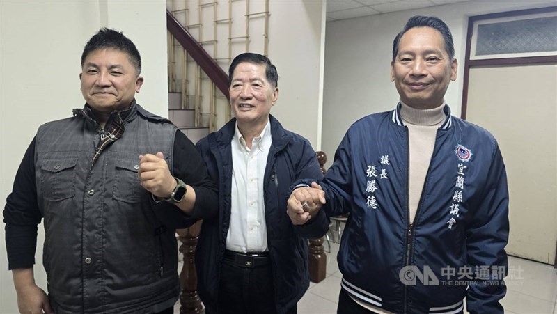 圖為國民黨立委吳宗憲（左）及宜蘭縣議長張勝德（右）。（中央社檔案照片）