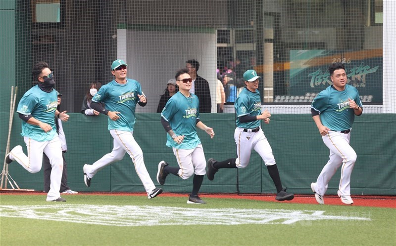 中華職棒台鋼雄鷹隊在高雄台鋼科大訓練基地舉辦春訓，投手廖乙忠（右起）、黃子鵬、江承諺、王維中與王躍霖等進行體能訓練。（中央社檔案照片）
