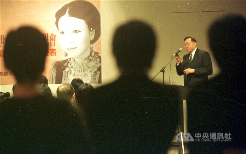 已故作家三毛1976年出版「撒哈拉的故事」引起旋風並狂銷27萬冊，皇冠文化集團今年3月將發行50年紀念版。圖為2001年三毛逝世10年紀念追思會，三毛生前好友齊聚一堂，追思這位傳奇性人物。（中央社檔案照片）