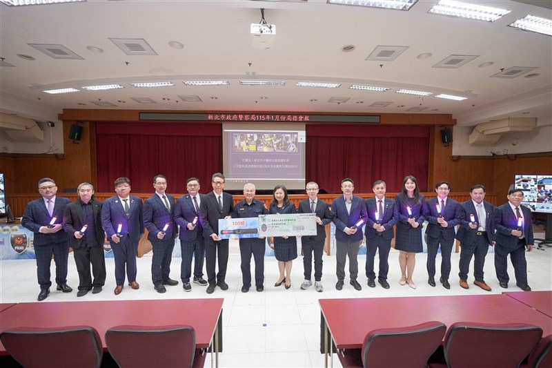 新北市牙醫師公會副理事長賴宜姍（右8）14日捐贈新北市政府警察局毒品快篩試劑專款、快速酒精檢知器（酒測棒），由警察局長方仰寧（左7）代表受贈。 （警方提供） 中央社記者黃旭昇新北傳真 115年1月15日