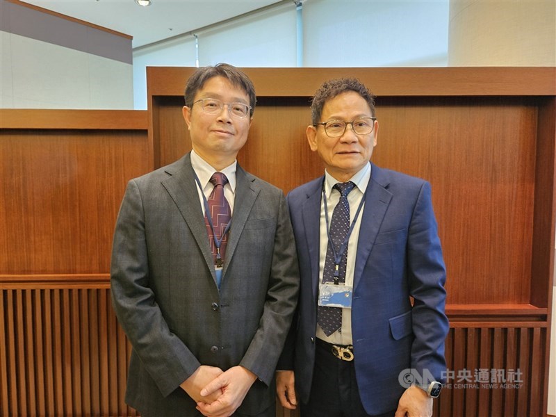 散熱新兵元鈦科技提供液冷散熱從IT設備零組件，到SI案場規劃的全套解決方案，1月16日登錄興櫃，圖為元鈦董事長陳茂欽（右）與總經理朱佳建。（中央社檔案照片）