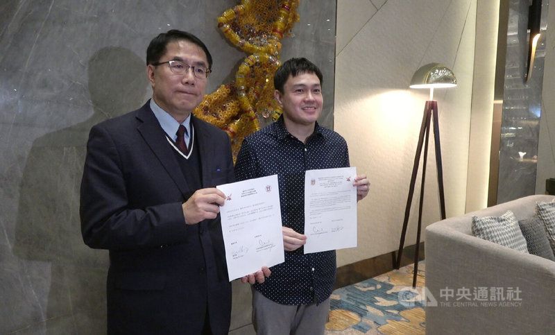 台南市長黃偉哲（左）16日在大馬尼拉地區巴賽城與甲美地市（Cavite）副市長魯席特（Raleigh Grepo Rusit）（右）簽署增進姊妹市情誼備忘錄，重啟40多年前締結的姊妹關係。中央社記者林行健巴賽城攝　115年1月16日
