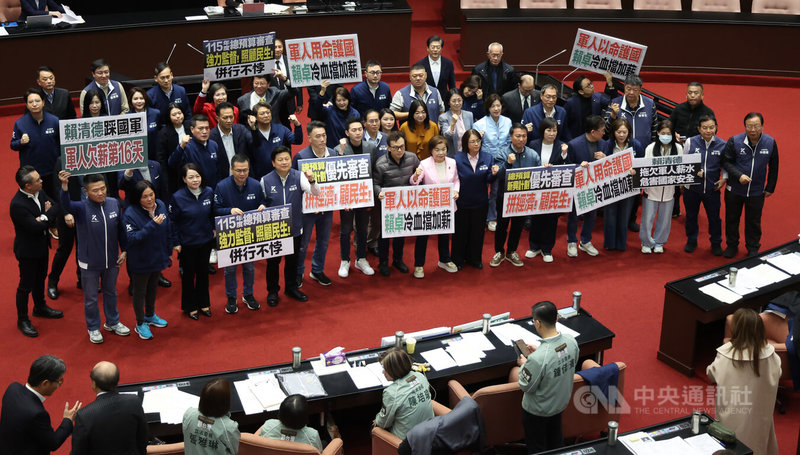 藍白16日在立法院會提出115年總預算案新興計畫動支案，促請立法院同意動支38項新興計畫預算。院會處理時，藍白提議逕付二讀。儘管民進黨團反對，但表決不敵藍白人數優勢，提案逕付二讀並交付協商。圖為國民黨團在議場內呼口號、高舉看板表達立場。中央社記者張新偉攝　115年1月16日