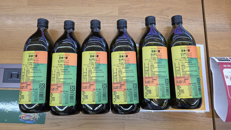 國內2家食品公司涉嫌自國外引進低價「橄欖粕油」，假冒高價「日本一番頂級橄欖油」（圖）販售給下游廠商。衛福部食藥署16日傍晚表示，除相關油品全面下架回收，全案已由地檢署偵辦中。（食藥署提供）中央社記者沈佩瑤傳真　115年1月16日