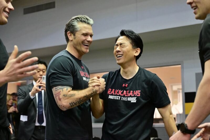 日本防衛大臣小泉進次郎（右）於美東時間15日與美國戰爭部長赫格塞斯（左）在美日防長會談前，先上演一場「體能對決」。（facebook.com/shinjiro.koizumi）