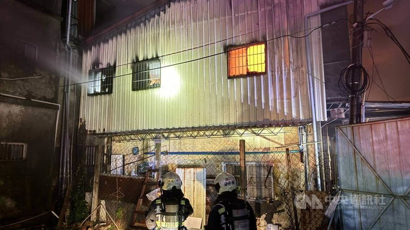 台中市烏日區1處住宅15日晚間火警，消防局獲報立即派遣人車前往處理；火勢延燒12戶，直到16日凌晨才撲滅。（翻攝照片）中央社記者蘇木春傳真　115年1月16日