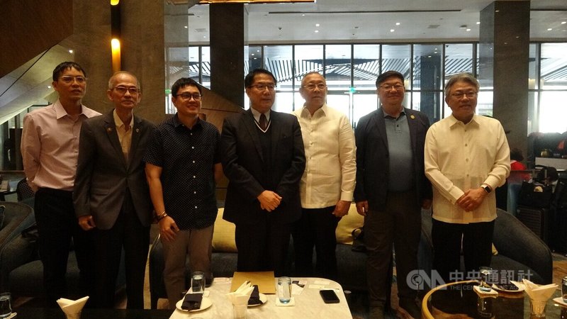 台南市長黃偉哲（中）16日下午在大馬尼拉地區巴賽城與駐菲代表處人員、旅菲台商及甲美地市（Cavite）官員會面。中央社記者林行健巴賽城攝　115年1月16日