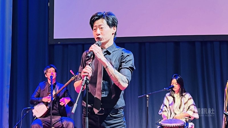 駐芬蘭代表林昶佐16日受邀在北歐最大Matka旅展演出，為本屆旅展主舞台唯一受邀演出的外國音樂表演者。中央社記者巫祈麟赫爾辛基攝  115年1月16日