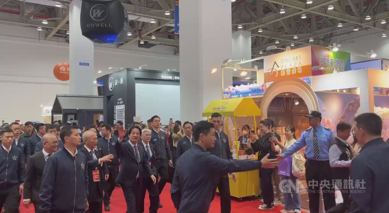 2026台中百工百業博覽會16日在台中國際會展中心開幕，總統賴清德（前左3）出席開幕儀式後進展場參觀，受到廠商歡迎。中央社記者郝雪卿攝  115年1月16日