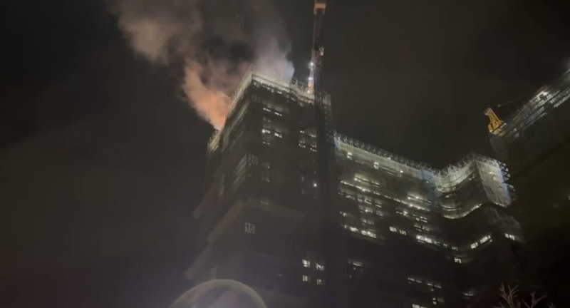 台南市安南區某棟新建大樓16日晚間發生火警，消防局已出動灌救，暫無人受困或傷亡。（台南市消防局提供）中央社記者張榮祥台南傳真　115年1月16日
