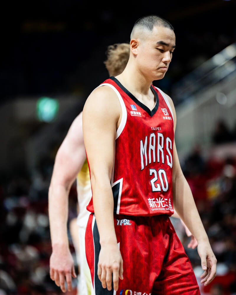 TPBL台北台新戰神球員孫思堯（前）因遭台啤永豐雲豹洋將麥卡洛甩飛倒地受傷，本季提前報銷。（圖取自facebook.com/taipeimarsofficial）