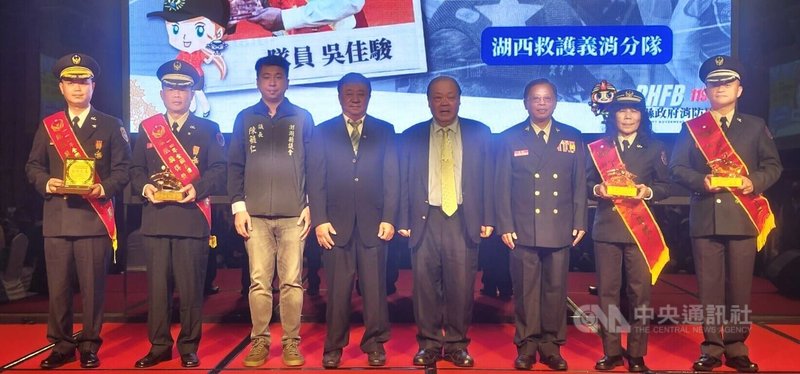 消防節即將到來，澎湖縣消防局16日舉辦消防節慶祝大會暨聯誼餐會，縣長陳光復（右4）、議長陳毓仁（左3）等人同台表揚績優消防、義消等。陳光復盛讚消防弟兄是救災救護的天使，「有你們真好」。中央社　115年1月16日