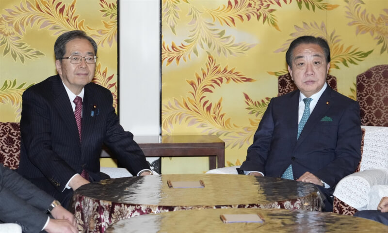 日本立憲民主黨代表野田佳彥（右）與公明黨代表齊藤鐵夫（左）宣布成立新政黨「中道改革聯合」。（共同社）