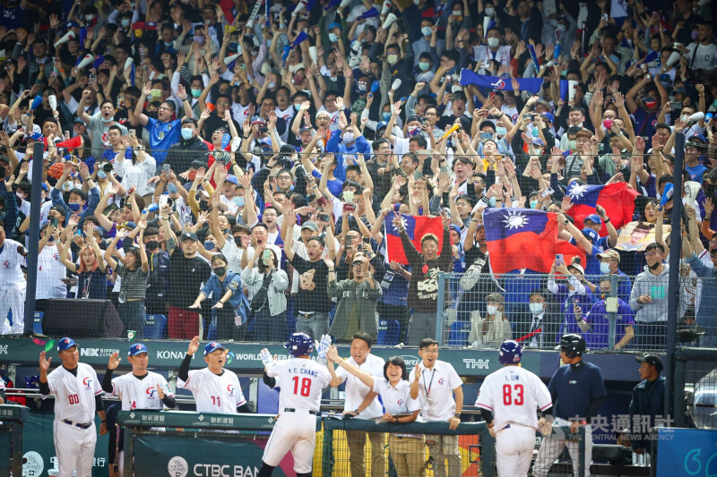 圖為2023年世界棒球經典賽，台灣球迷熱情加油。（中央社檔案照片）