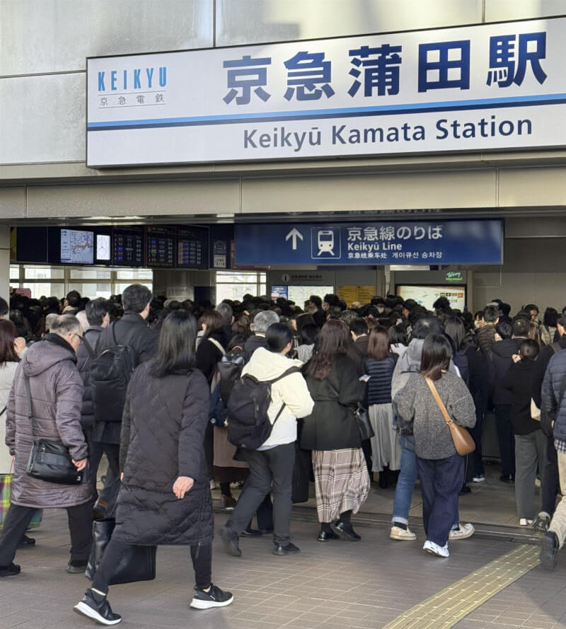 JR山手線、京濱東北線16日因停電多條路線一度全面停駛，京急蒲田站出現人潮擁擠情況。（共同社）