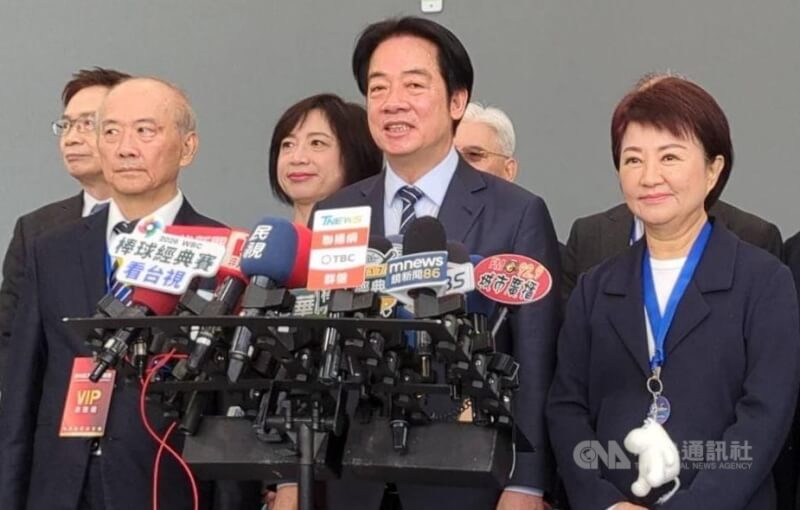 總統賴清德（前中）16日在台中市出席「2026台中百工百業博覽會開幕典禮」前，接受媒體聯訪表示，台灣與美國達成貿易協議，未來更有助於台灣產業立足台灣、布局全球、行銷全世界。中央社記者蘇木春攝　114年1月16日