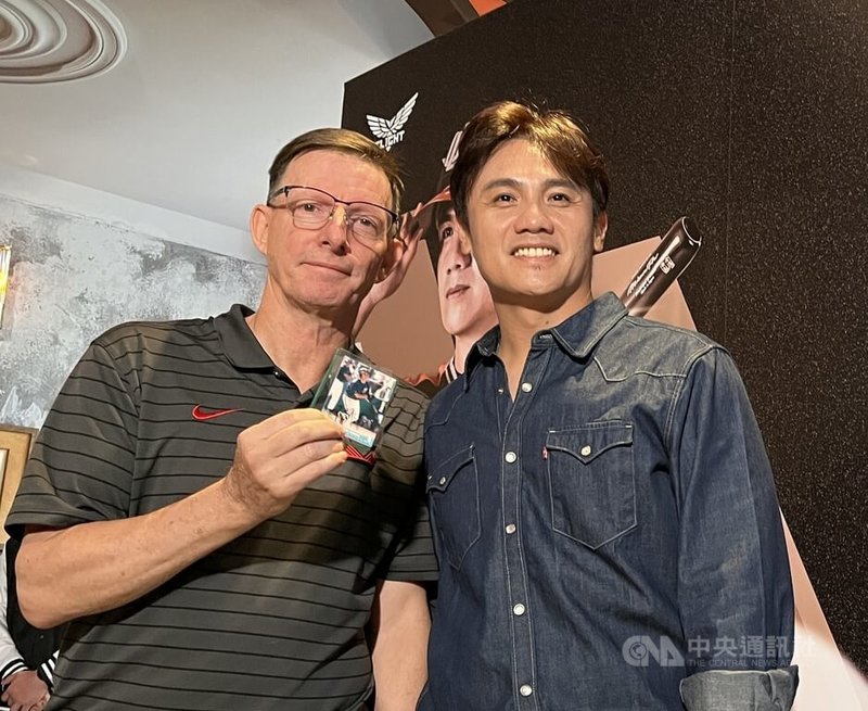中華職棒統一獅隊球星陳鏞基（右）16日宣布2026年球季後引退，於2004年簽下他的球探史托維克（Jamey Storvick）（左）也現身記者會，送上當年多人裱框合照，還有陳鏞基在美職的第一張球員卡。中央社記者蘇志畬攝　115年1月16日