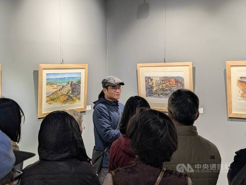 畫家鄭開翔（後中）以1年8個月時間在金門生活並創作，透過水彩畫記錄所見自然景色、軍事遺跡等，17日於金門縣文化局舉辦個展「浯島畫日子」，展出至2月4日。中央社記者吳玟嶸攝　115年1月17日