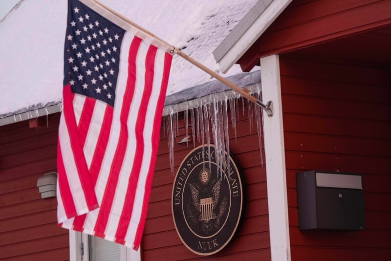 圖為格陵蘭努克美國領事館外懸掛的美國國旗。（美聯社）
