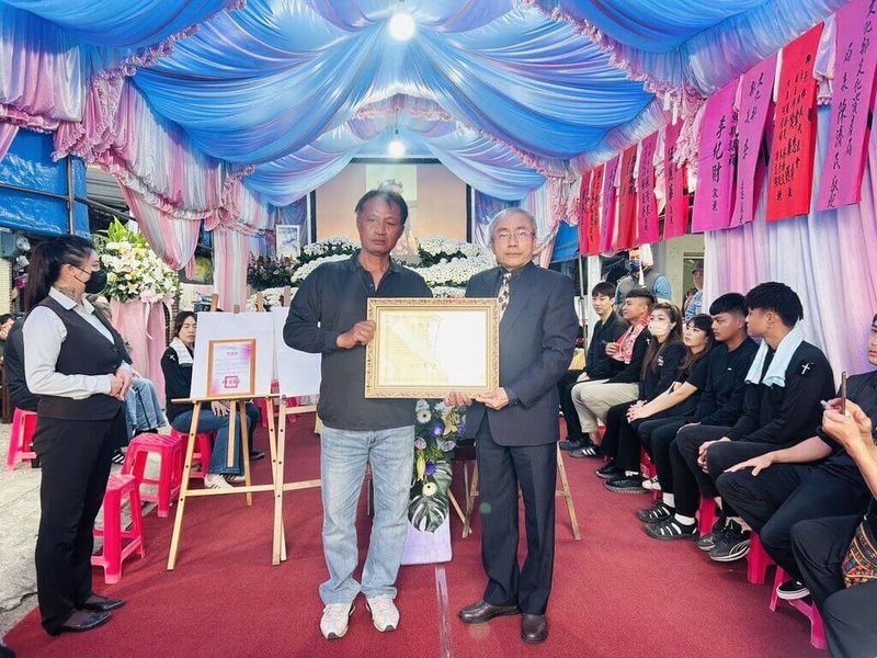 屏東縣傳統表演藝術「排灣族歌樂enelja」保存者高淑美（Puljapulj piuvel）11日辭世，享壽80歲。文化部文化資產局長陳濟民（右）17日出席告別式，並頒贈文化部旌揚狀，由高淑美之子高吉正代表受贈。（文化部提供）中央社記者邱祖胤傳真  115年1月17日