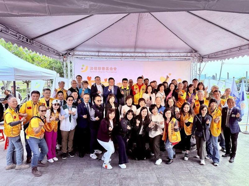 淡信慈善基金會17日在捷運淡水站後側廣場，舉辦「衣童幸福微笑」聯合慈善公益活動，民進黨立法委員蘇巧慧（前排左4）到場與民眾互動與合影。（蘇巧慧辦公室提供）中央社記者黃旭昇新北傳真  115年1月17日