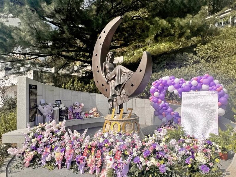 適逢歌手李玟51歲冥誕，也是台灣金寶山紀念雕像落成1週年，李玟台灣歌迷會17日發起「CoCo李玟1.17生日紀念布置」，在雕像前鋪展出一片花海。（CoCo歌迷會提供）中央社記者洪素津傳真　115年1月17日