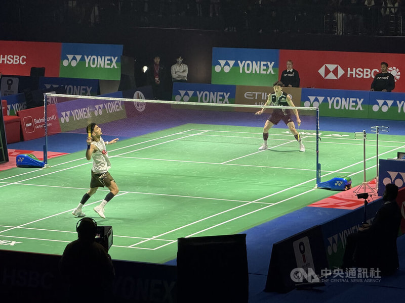 台灣羽球好手林俊易（圖中深色球衣者）與印度一哥森恩（Lakshya Sen）同是攻擊型選手，但林俊易無畏森恩快節奏打法，成功獲勝闖進印度公開賽4強。中央社記者李晉緯新德里攝 115年1月16日