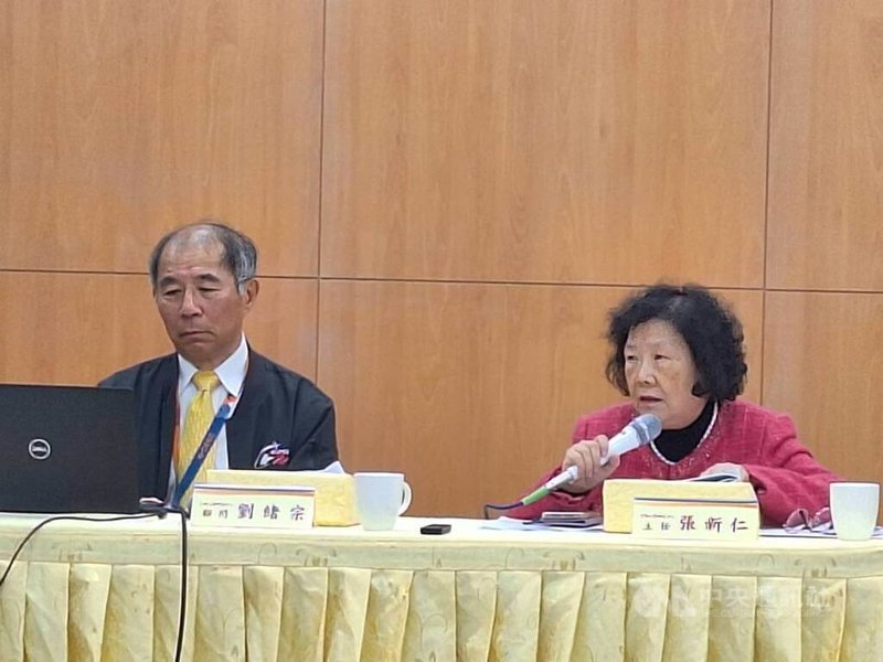 115學年學測登場，17日第一天的下午第2節考自然科，大考中心主任張新仁（右）在自然科考完後出面說明試務狀況。中央社記者許秩維攝　115年1月17日