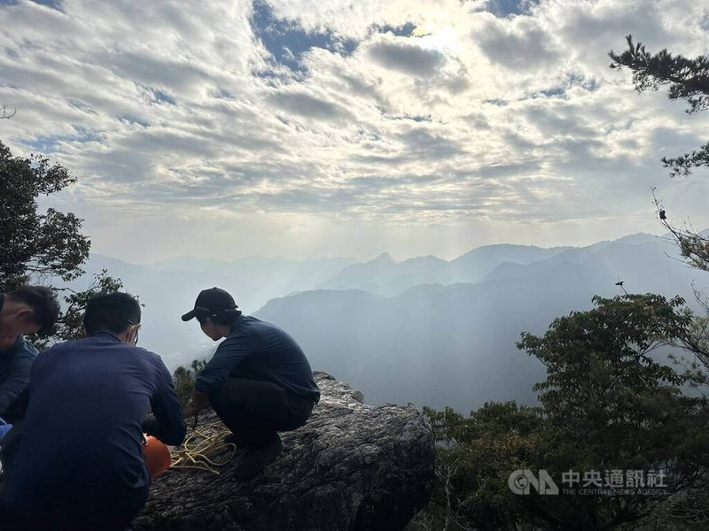 陳姓男子17日前往台中和平區波津加山步道登山時突然倒地，消防局獲報動員上山救援，但到場時陳男已明顯死亡，後續由空勤直升機協助吊掛遺體下山。（翻攝照片）中央社記者蘇木春傳真　115年1月17日