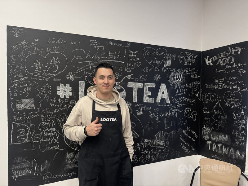 捷克手搖飲店Lootea因公開挺台立場，上個月遭中國網友負評洗版，引起大量台灣網友聲援店家。此事在媒體曝光後，過去一個月吸引許多台灣人上門支持，如今店內黑板寫滿來自台灣的祝福。Lootea飲料店創辦人Patrik說：「看到這些，我們也很開心。」中央社記者劉郁葶布拉格攝 115年1月17日