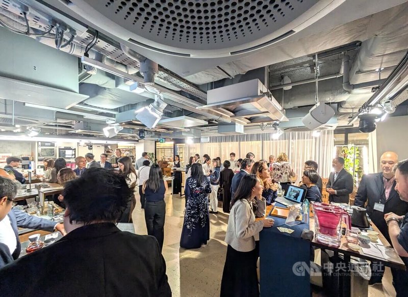 由英國茶學院（UKTA）主辦的國際茶品競賽The Leafies於16日在倫敦舉行頒獎典禮，現場提供品飲，各國專業人士交流熱絡。中央社記者陳韻聿倫敦攝　115年1月17日