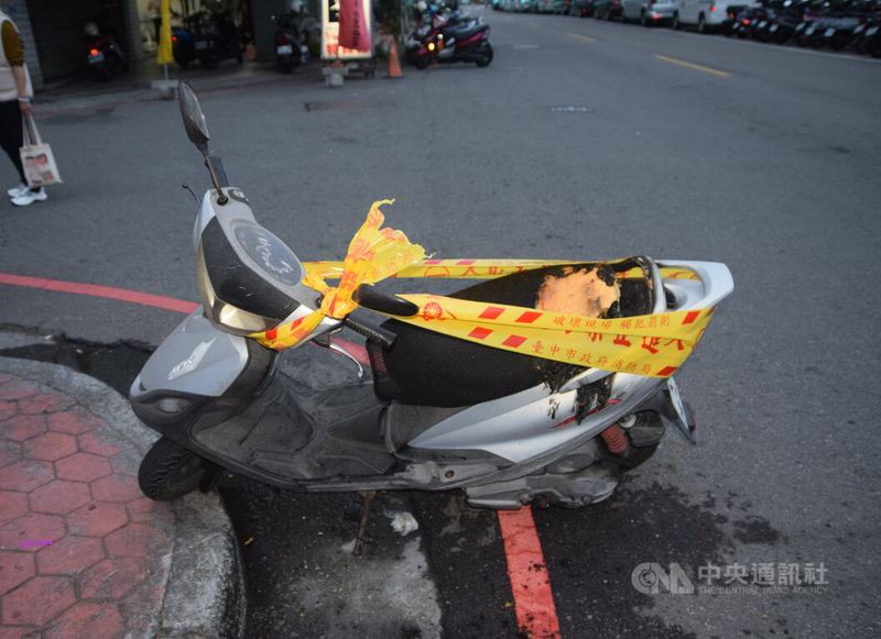 台中林姓男子與汪姓女子有金錢糾紛，他17日凌晨自行將對方機車移至路旁，並放火點燃後逃逸，幸附近民眾發現撲滅未釀災，警方在案發3小時內循線將他逮捕送辦。（翻攝照片）中央社記者蘇木春傳真　115年1月17日