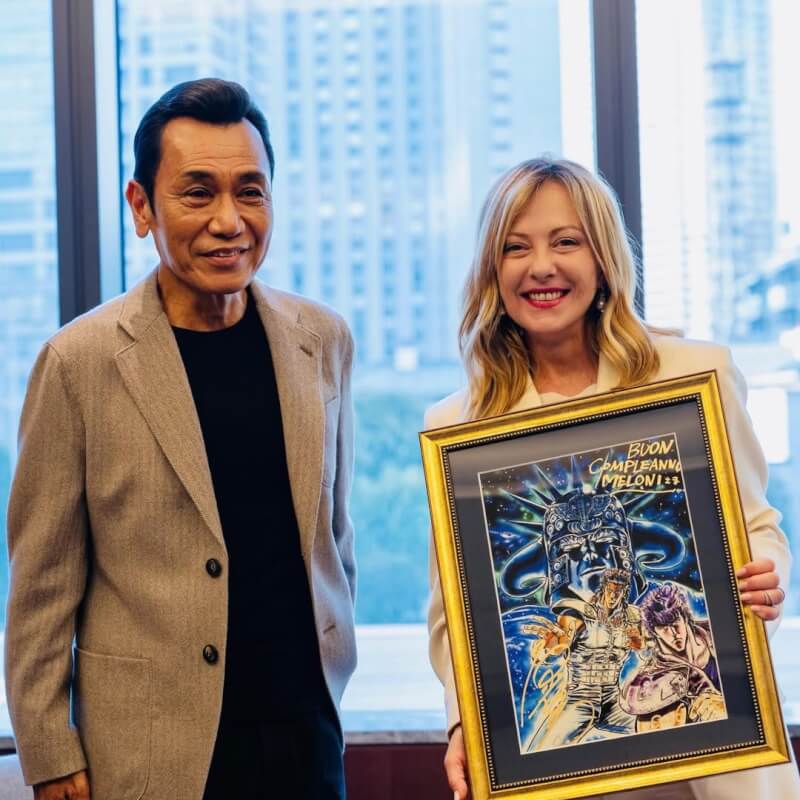 義大利總理梅洛尼（右）近期訪問日本，與「北斗神拳」作者原哲夫的合影。（圖取自instagram.com/giorgiameloni）