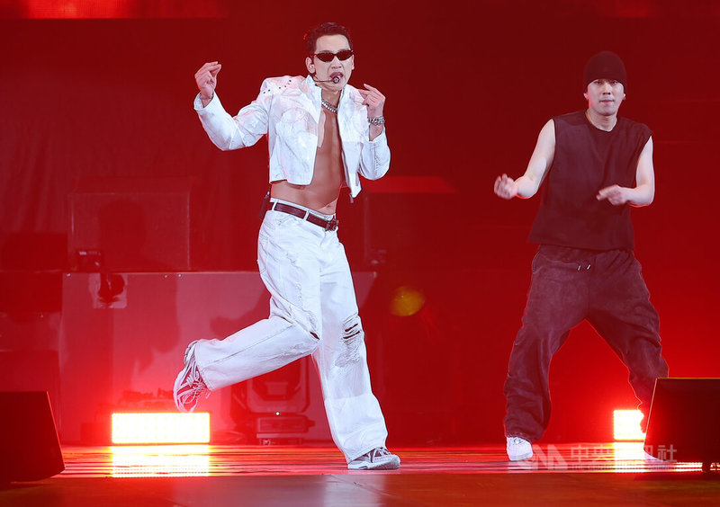 「2026 RAIN亞洲巡迴演唱會：安可-台北場」17日晚間在台北小巨蛋登場，韓星Rain（左）帶來精彩唱跳演出，展現強烈舞台魅力。中央社記者謝佳璋攝　115年1月17日