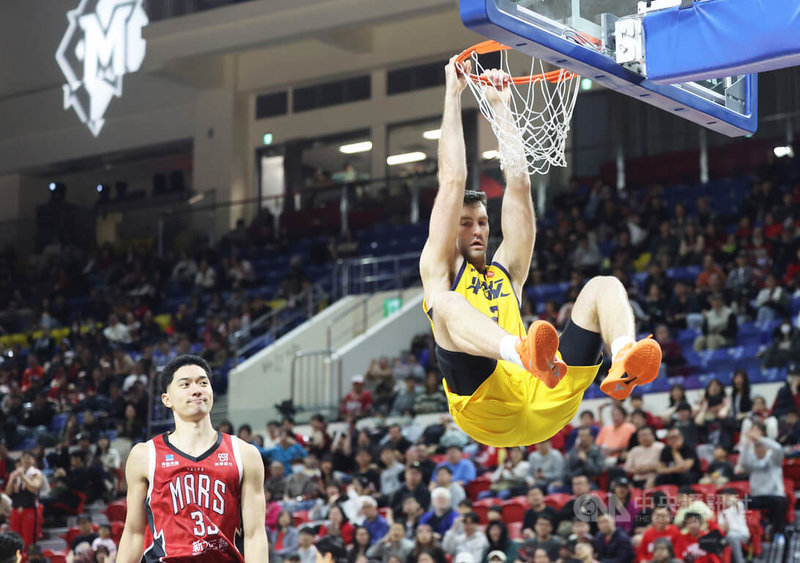 台灣職籃大聯盟（TPBL）新北中信特攻隊17日作客台北和平籃球館交手台北台新戰神，特攻洋將貝奇（Beau Beech）（右）在比賽末節灌籃得分，助隊擴大領先，最終順利搶勝。中央社記者趙世勳攝　115年1月17日