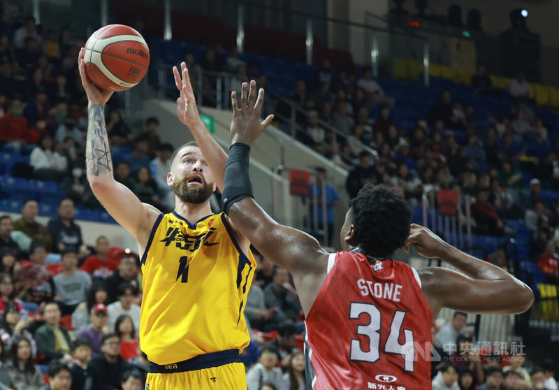 台灣職業籃球大聯盟（TPBL）例行賽17日晚間由台北台新戰神隊主場迎戰新北中信特攻隊，特攻洋將內馬（Nemanja Radovic）（左）整場拿下15分，助隊終場順利擊敗戰神。中央社記者趙世勳攝　115年1月17日