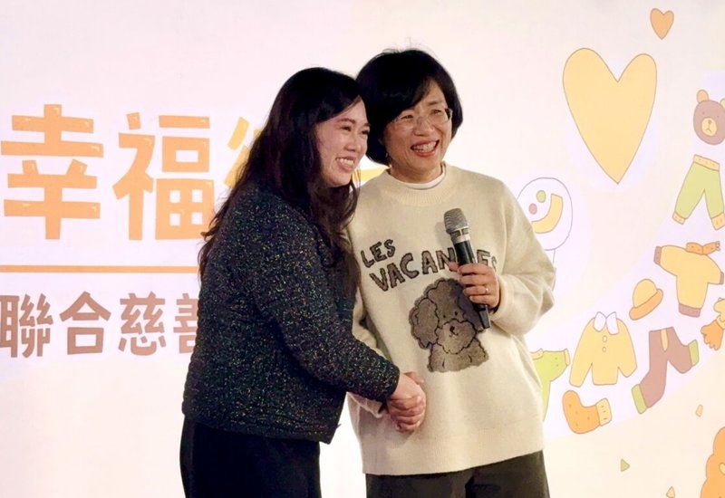 淡信慈善基金會17日在捷運淡水站後側廣場，舉辦「衣童幸福微笑」聯合慈善公益活動，民進黨立法委員蘇巧慧（右）到場關心弱勢家庭與兒少議題。（蘇巧慧辦公室提供）中央社記者黃旭昇新北傳真  115年1月17日