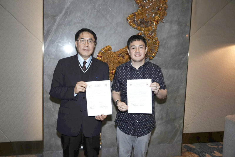 台南市長黃偉哲（左）和菲律賓甲美地市（Cavite City）副市長魯席特（Raleigh Grepo Rusit）（右）16日簽「增進姊妹市情誼瞭解備忘錄」。（台南市政府提供）中央社記者張榮祥傳真 115年1月17日
