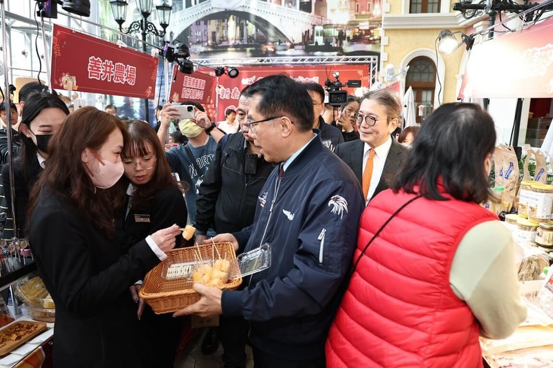 「新春瘋台南．農來上賀禮」台南農產年節展售，17日起在新北市板橋大遠百登場，為期2天，台南市長黃偉哲（前中）到場行銷。（台南市政府提供）中央社記者張榮祥傳真 115年1月17日
