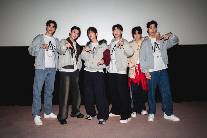 演員羅宏正（左起）、陳奕、石知田、張立昂、吳思賢、周予天17日合體出席影集「男公館」粉絲見面會，現場透過遊戲互動來展現演員默契，也和粉絲面對面擊掌。（「男公館」提供）中央社記者洪素津傳真　115年1月17日