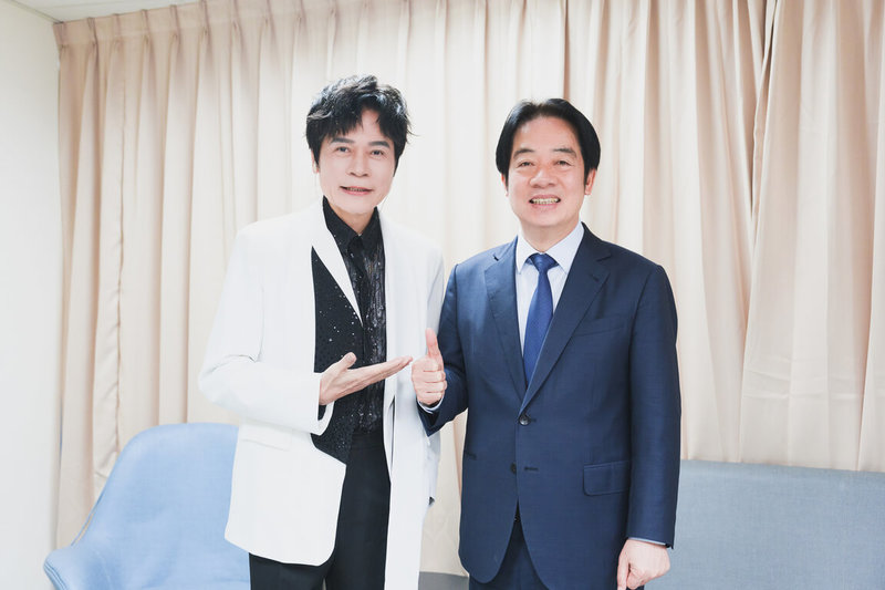 「寶島歌王」洪榮宏（左）17日登上高雄流行音樂中心開唱，總統賴清德（右）驚喜現身觀眾席聽歌，也到後台為洪榮宏加油打氣。（阿爾發音樂提供）中央社記者洪素津傳真　115年1月17日