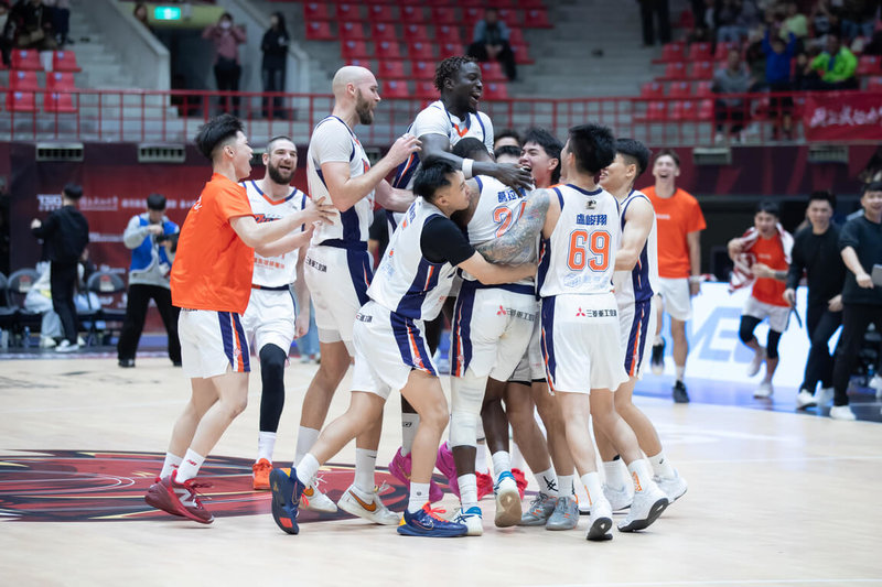 台灣職籃P.LEAGUE+ 桃園璞園領航猿17日作客交手台鋼獵鷹隊，靠著洋將葛拉漢（Treveon Graham）（前右2背對者）飆進致勝一擊，助隊在延長賽以100比98驚險拿到開季10連勝，全隊賽後興奮慶祝。（PLG提供）中央社記者陳容琛傳真 115年1月17日