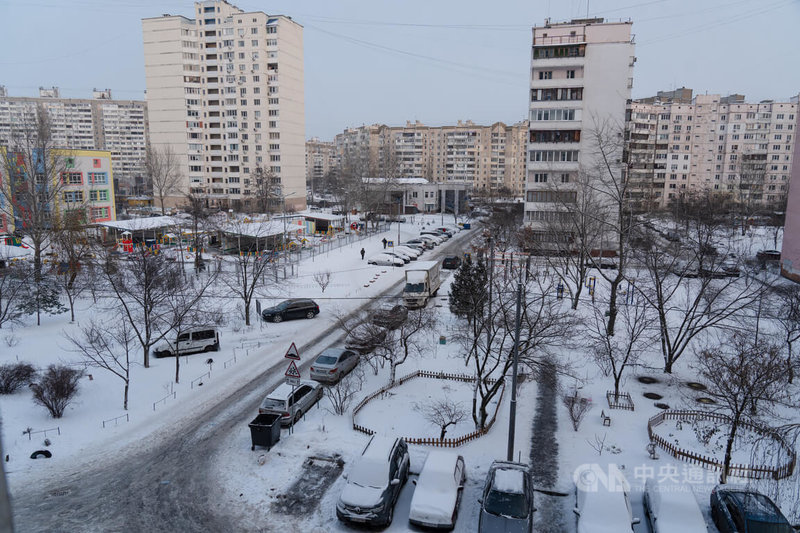 俄羅斯近日持續攻擊烏克蘭能源設施，全國多地電力供應吃緊。基輔部分地區自上週起停電、停暖，加上氣象預報顯示氣溫可能驟降至攝氏零下20度，民眾生活面臨嚴峻考驗。中央社記者陳彥婷基輔攝　115年1月17日