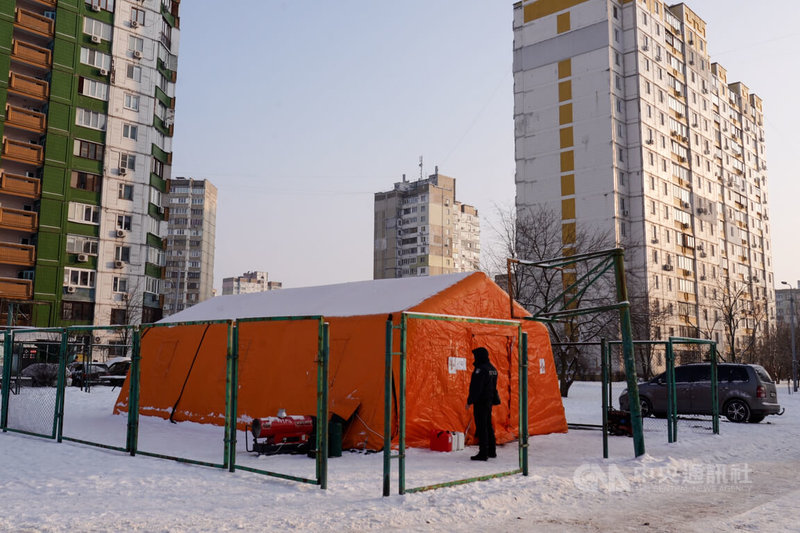 烏克蘭能源設施在寒冬下遭俄軍攻擊，全國多地電力供應吃緊。烏國政府在受影響地區設立流動據點，為附近居民提供暖氣、充電、基本所需等。中央社記者陳彥婷基輔攝　115年1月17日