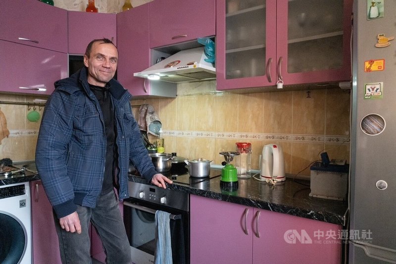 居住在基輔左岸的居民瓦列里受到停電影響，他利用汽車電池為廚房與臥室提供基本照明，停電期間依賴露營用行動爐加熱預先煮好的湯品。中央社記者陳彥婷基輔攝　115年1月17日